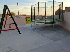 Un trampolín en un tejado con un parque infantil. en Apartments Njaco, en Ražanac
