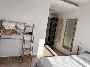 una camera con letto e mensola con asciugamani di Opera Vama Veche a Vama Veche Altre 21 foto