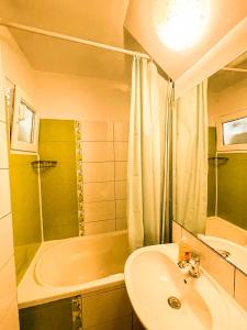 O baie la C-House - Apartament 2 Camere +36 fotografii