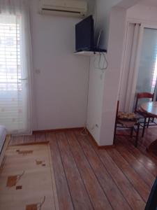 TV a/nebo společenská místnost v ubytování Apartments Butkovic