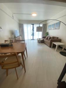 Χώρος καθιστικού στο Spacious 2-storey apartment near beach in prime location