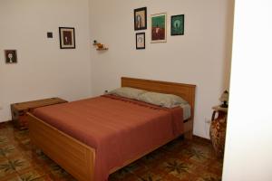 ガラティーナにあるCasArteの壁に絵が描かれたベッドルームのベッド1台