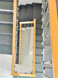 eine Treppe mit einer Tür in der Mitte in der Unterkunft Hà Lan Homestay - GrandWorld in Phu Quoc