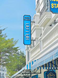 ein Hotelschild an der Seite eines Gebäudes in der Unterkunft Hà Lan Homestay - GrandWorld in Phu Quoc