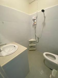 Ένα μπάνιο στο Spacious 2-storey apartment near beach in prime location +14 φωτογραφίες