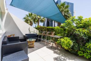 Balkoni atau teres di Palm Retreat Garden & Pool Suite
