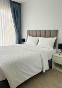 Ban Khlong SonにあるWhite Lotus Pool Villa Koh Changの大きな白いベッドと窓のある寝室 +31枚の写真