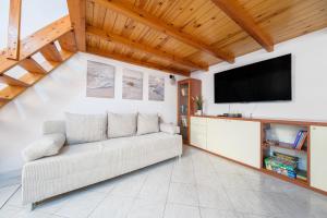 uma sala de estar com um sofá e uma TV de tela plana em Cafio's house em Lipari