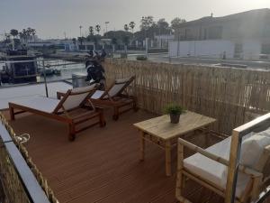 Casa Flotante El Refugio del Pirata的阳台或露台