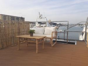 Casa Flotante El Refugio del Pirata的阳台或露台