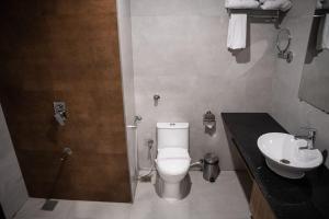 Koupelna v ubytování Oasis Suites + 37 fotografií