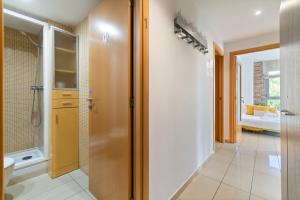 Ένα μπάνιο στο FIRA Gran Vía 2 - Private Rooms in a Shared Apartment - Habitaciones Privadas en Apartamento Compartido +34 φωτογραφίες