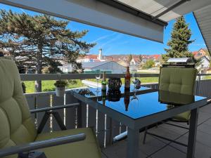 エーニンゲンにあるFerienwohnung Klosterblickのバルコニー(テーブル、椅子2脚付)