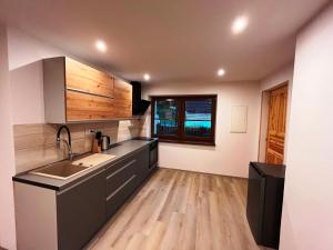 Kuchyň nebo kuchyňský kout v ubytování Apartmán Kunratice