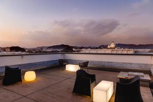 d'un toit-terrasse avec des tables et des chaises offrant une vue. dans l'établissement Hotel Wing International Himeji, à Himeji