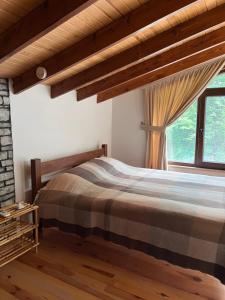 een slaapkamer met een bed en een raam bij Lal Hayal Konakları in Sapanca +42 foto's