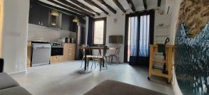a kitchen with a table and chairs in a room at TAO.casa METAL in Olot