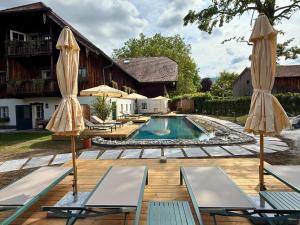 Piscina di Der Schlosswirt zu Anif - Biedermeierhotel und Restaurant o nelle vicinanze