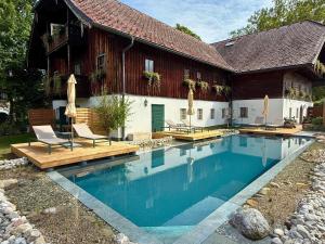 Piscina di Der Schlosswirt zu Anif - Biedermeierhotel und Restaurant o nelle vicinanze