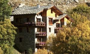 阿尔克河畔博讷瓦勒Chalet le Névé的一座大建筑,带有阳台,位于山上
