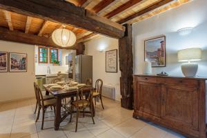 a kitchen and dining room with a table and chairs at Domaine Le Pehau 4 - Avec jardin et terrasse in Osserain-Rivareyte +4 photos