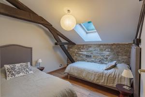 una camera da letto con due letti e una finestra di Domaine Le Pehau 8 - Avec jardin et terrasse a Osserain-Rivareyte