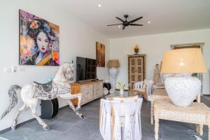 Μια τηλεόραση ή/και κέντρο ψυχαγωγίας στο Boho Chic Villa Namaste 3br Private Pool Garden