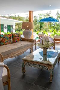 Χώρος καθιστικού στο Boho Chic Villa Namaste 3br Private Pool Garden