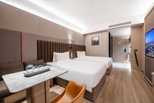 IntercityHotel Shanghai Hongqiao Airport - Free Minibar for First Night客房内的一张或多张床位