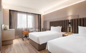 IntercityHotel Shanghai Hongqiao Airport - Free Minibar for First Night客房内的一张或多张床位