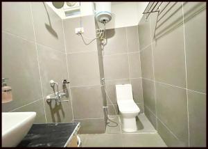 Koupelna v ubytování SEA VIEW HOTEL New BR Puri, Near Temple & Sea beach, Spacious and Fully Air Conditioned Rooms with BREAKFAST wifi, Restaurant and Parking - BEST HOTEL IN PURI