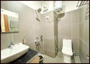 Koupelna v ubytování SEA VIEW HOTEL New BR Puri, Near Temple & Sea beach, Spacious and Fully Air Conditioned Rooms with BREAKFAST wifi, Restaurant and Parking - BEST HOTEL IN PURI