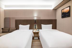 IntercityHotel Shanghai Hongqiao Airport - Free Minibar for First Night客房内的一张或多张床位