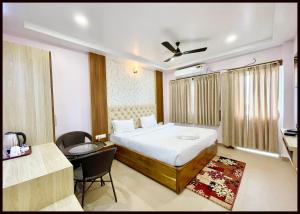 Postel nebo postele na pokoji v ubytování SEA VIEW HOTEL New BR Puri, Near Temple & Sea beach, Spacious and Fully Air Conditioned Rooms with BREAKFAST wifi, Restaurant and Parking - BEST HOTEL IN PURI