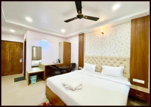 Postel nebo postele na pokoji v ubytování SEA VIEW HOTEL New BR Puri, Near Temple & Sea beach, Spacious and Fully Air Conditioned Rooms with BREAKFAST wifi, Restaurant and Parking - BEST HOTEL IN PURI