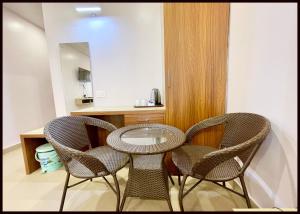 Fotografie z fotogalerie ubytování SEA VIEW HOTEL New BR Puri, Near Temple & Sea beach, Spacious and Fully Air Conditioned Rooms with BREAKFAST wifi, Restaurant and Parking - BEST HOTEL IN PURI v destinaci Purí