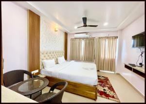 Postel nebo postele na pokoji v ubytování SEA VIEW HOTEL New BR Puri, Near Temple & Sea beach, Spacious and Fully Air Conditioned Rooms with BREAKFAST wifi, Restaurant and Parking - BEST HOTEL IN PURI