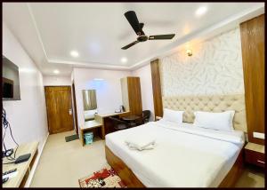 Postel nebo postele na pokoji v ubytování SEA VIEW HOTEL New BR Puri, Near Temple & Sea beach, Spacious and Fully Air Conditioned Rooms with BREAKFAST wifi, Restaurant and Parking - BEST HOTEL IN PURI