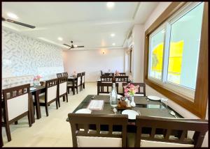 Restaurace v ubytování SEA VIEW HOTEL New BR Puri, Near Temple & Sea beach, Spacious and Fully Air Conditioned Rooms with BREAKFAST wifi, Restaurant and Parking - BEST HOTEL IN PURI