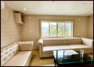 Posezení v ubytování SEA VIEW HOTEL New BR Puri, Near Temple & Sea beach, Spacious and Fully Air Conditioned Rooms with BREAKFAST wifi, Restaurant and Parking - BEST HOTEL IN PURI