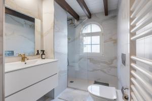 een badkamer met toilet en wastafel bij Sierra Nevada in Sierra Nevada +24 foto's