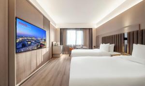 IntercityHotel Shanghai Hongqiao Airport - Free Minibar for First Night客房内的一张或多张床位