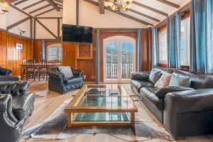 een woonkamer met leren meubels en een glazen salontafel bij Sierra Nevada in Sierra Nevada