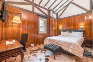 een slaapkamer met een bed, een tafel en een bureau bij Sierra Nevada in Sierra Nevada