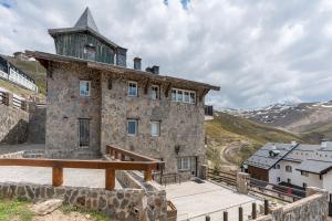een groot stenen gebouw met een toren erop bij Sierra Nevada in Sierra Nevada