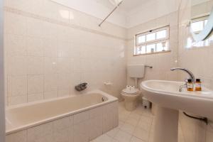 Un baño con bañera, inodoro y lavabo. en Sweet Spot Marina Apartments, en Lagos