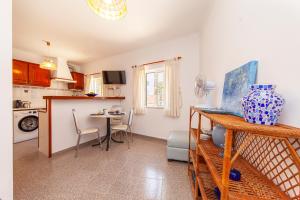 Una cocina y una sala de estar con mesa y sillas. en Sweet Spot Marina Apartments, en Lagos