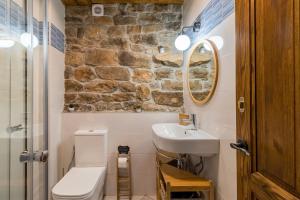 ein Badezimmer mit Toilette und Waschbecken in der Unterkunft Cabaña Pasiega El Ojal in San Pedro del Romeral + 25 Fotos
