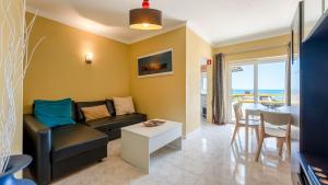 a living room with a couch and a table at Star Paradise in Armação de Pêra