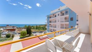 a balcony with a table and chairs and a view of the ocean at Star Paradise in Armação de Pêra